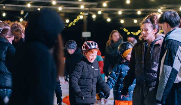 Åbningsdag og halloween på Broens Skøjtebane