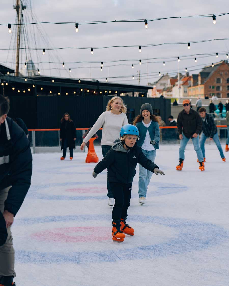 Gratis skoejteundervisning for børn på Broens